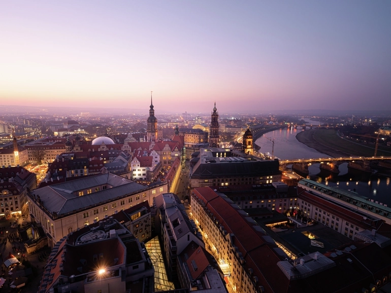 Luftbildaufnahme von Dresden in der Dämmerung