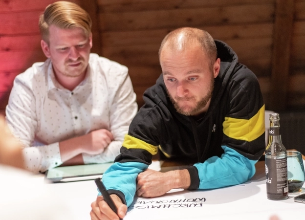 Ein Team arbeitet gemeinsam an einem Tisch zusammen