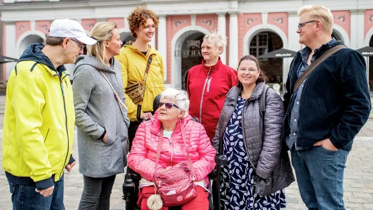 Eine Gruppe von Menschen vor dem Rathaus Rostock