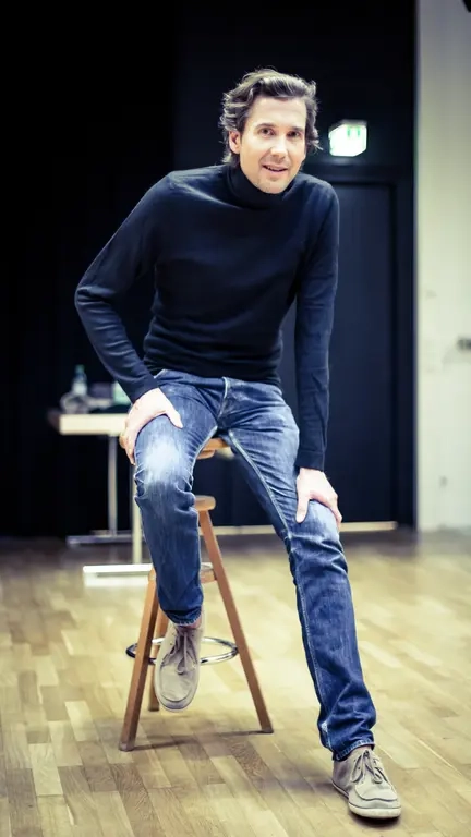 Marcus Brien sitzt auf einem Hocker