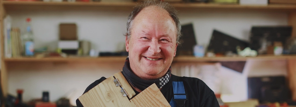 Ein lächelnder Mann in einer Werkstatt