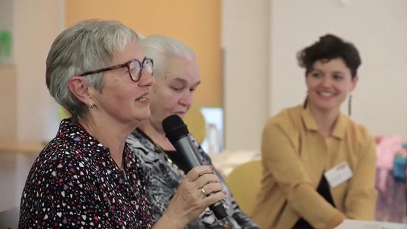 Eine Seniorin spricht auf einer Veranstaltung in der Modellkommune Erlangen