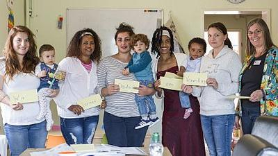 Eine Gruppe von jungen Müttern beim Sprachunterricht