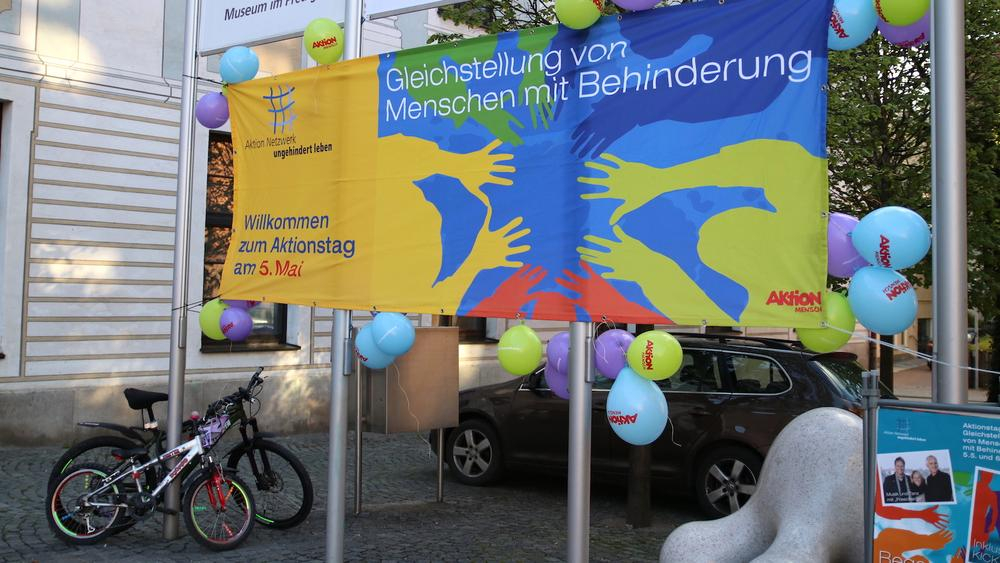 buntes plakat mit luftballons