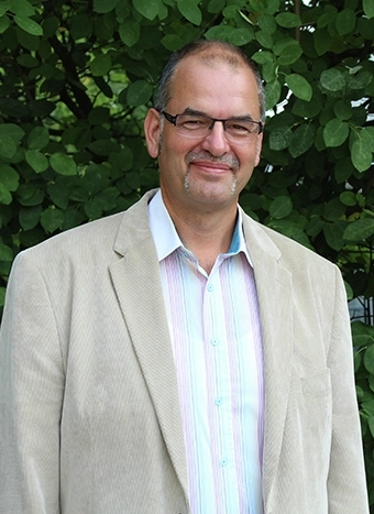 Wolfgang Pütz lächelt in die Kamera.