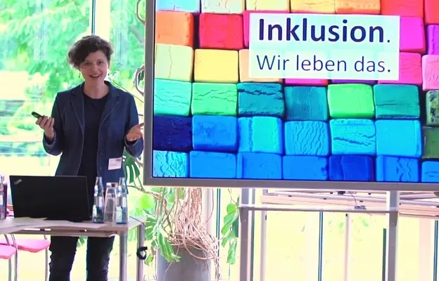 Felicitas Keefer hält einen Vortrag