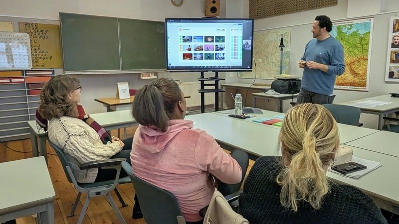 Unterichtsszene mit vier Erwachsenen in einem Klassenraum