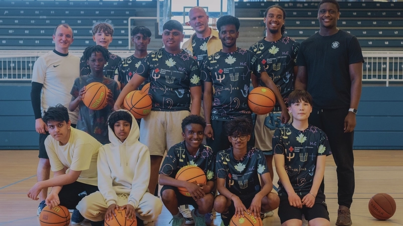 Gruppenbild mit jugendlichen Basketballspielern