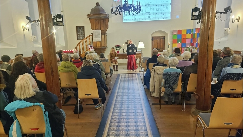 Blick von hinten in einen vollbesetzten Kirchenraum