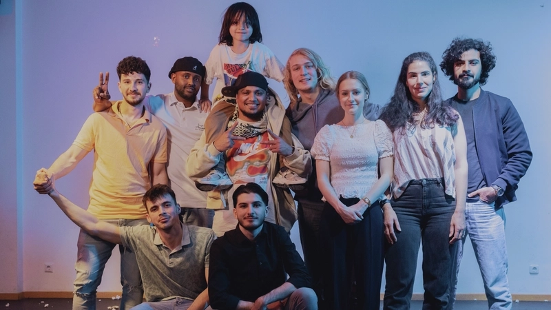 Gruppenbild von mehreren Jugendlichen und Erwachsenen mit und ohne Migrationshintergrund