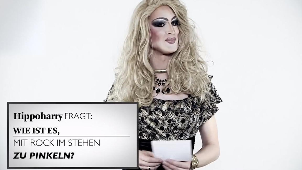 Die Frage der Dragqueen ist eingeblendet: Wie ist es, mit Rock im Stehen zu pinkeln?