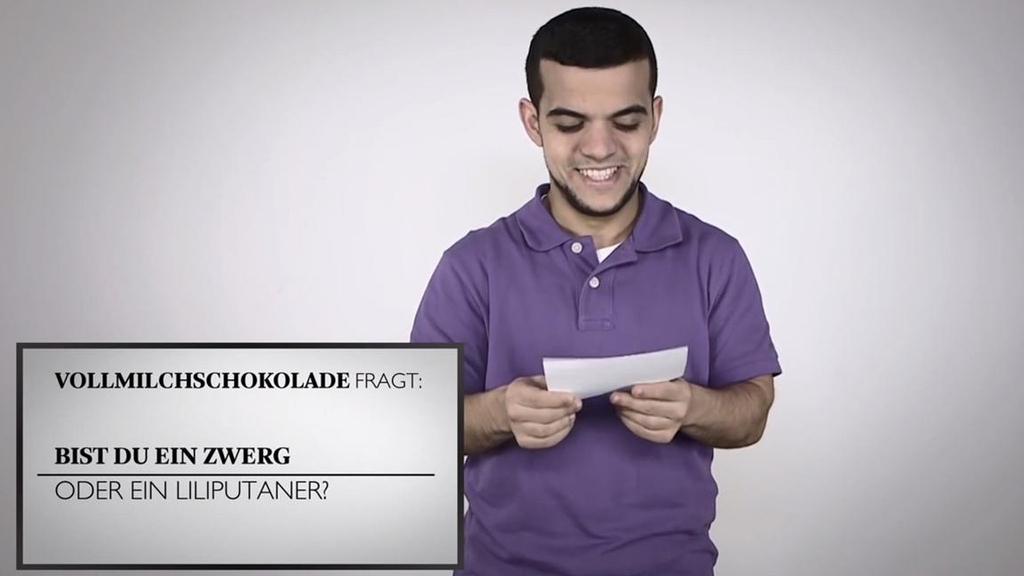 Cem liest seine Frage vor: Bist Du ein Zwerg oder ein Liliputaner?