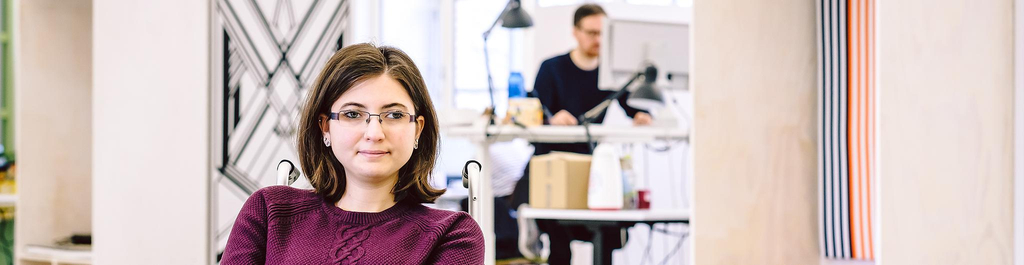 Eine Frau im Rollstuhl in einem Büro-Loft