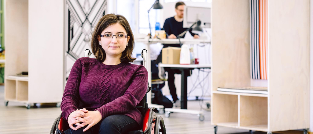 Eine Frau im Rollstuhl in einem Büro-Loft