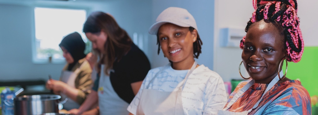 Zwei Frauen schneiden Kartoffeln in kleine Würfel.