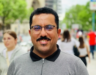 Porträt eines Mannes mit Brille und Schnauzbat