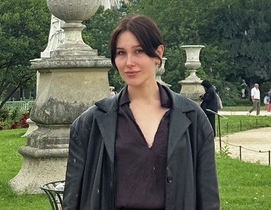 Eine junge Frau steht in einem Park