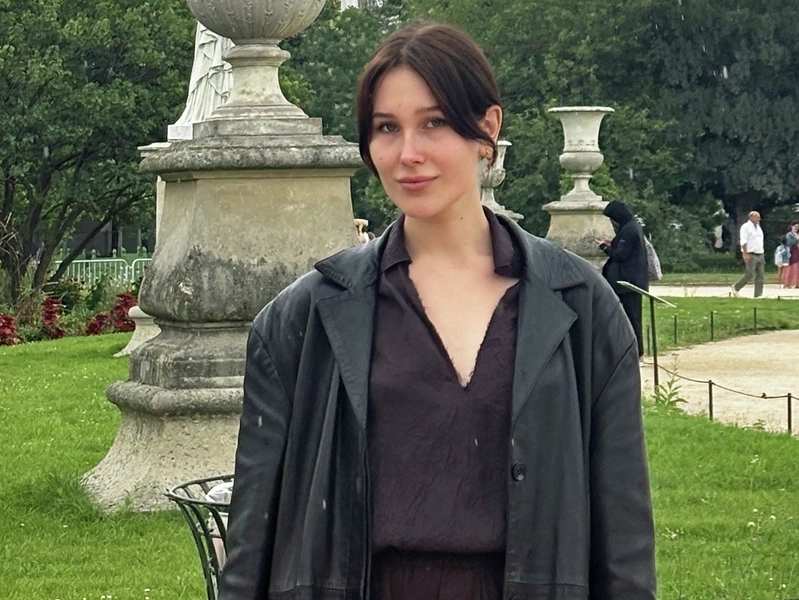 Eine junge Frau steht in einem Park