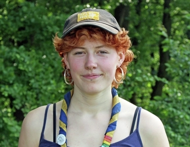 Porträt einer jungen rothaarigen Frau mit Pfadfinder-Halstuch