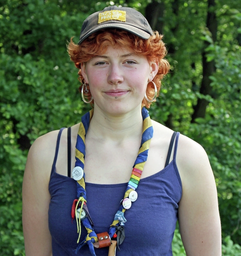 Porträt einer jungen rothaarigen Frau mit Pfadfinder-Halstuch