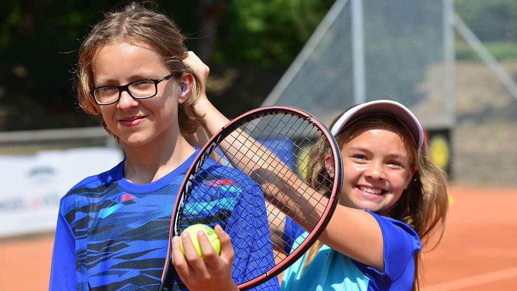 Zwei Kinder beim Gehörlosentennis-Training