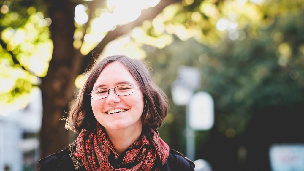 Nahaufnahme von der lachenden Carlotta.