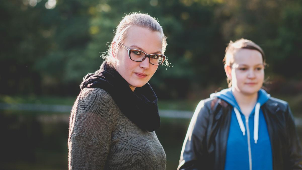 Frauke und Ulrike im Grünen an einem See.
