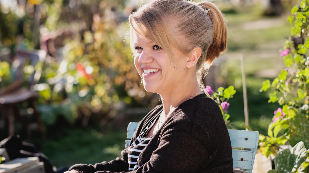 Jacqueline lächelt in die Kamera.