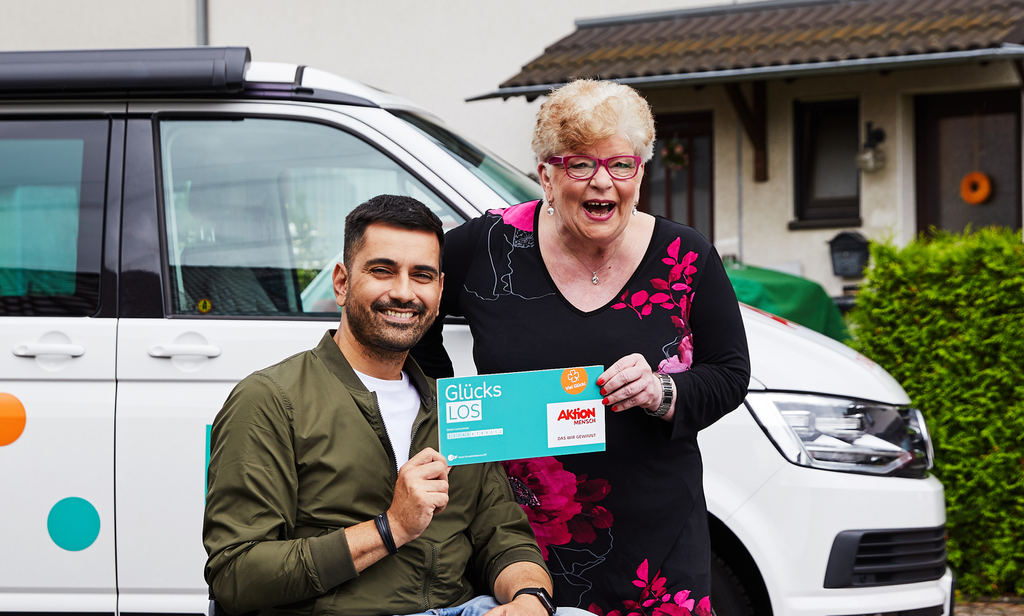Gewinnerin Gaby hält lachend ein Glücks-Los in der Hand. Mit Tan Caglar hat sie über ihren Gewinn gesprochen.