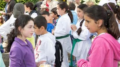 Kinder und Jugendliche auf einem Sommerfest mit und ohne Taekwondoanzug