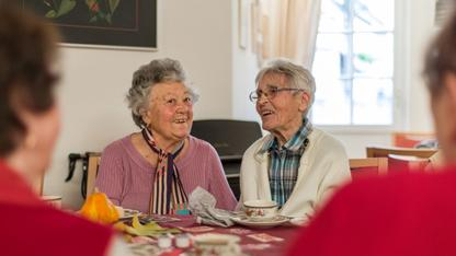 Zwei Seniorinnen sitzen an einer Kaffeetafel
