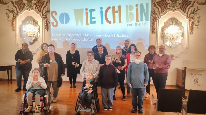 Eine Gruppe von Menschen mit und ohne Behinderung