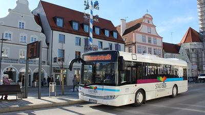 Ein Stadtbus hält an einer Bushaltestelle in Pfaffenhofen
