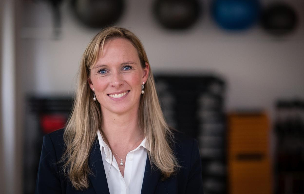 Almuth Stief lächelt in die Kamera.