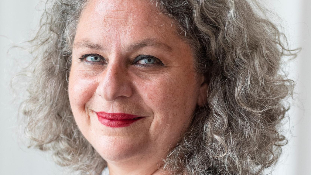 Porträt einer lächelnden Frau in mittlerem Alter 