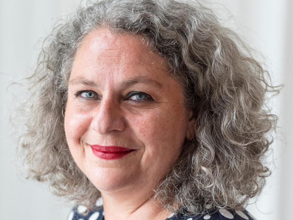 Porträt einer lächelnden Frau in mittlerem Alter 