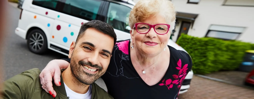 Selfie der Aktion Mensch-Gewinnerin Gaby zusammen mit Tan Caglar.