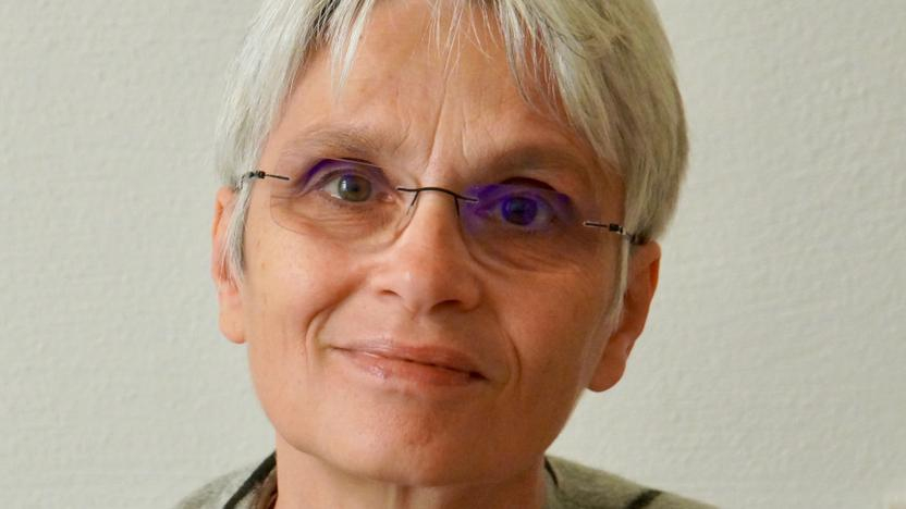 Portrait einer Frau mit kurzen grauen Haaren und Brillen