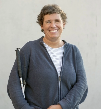 Portraitbild von Ina Fischer mit Blindenlangstock