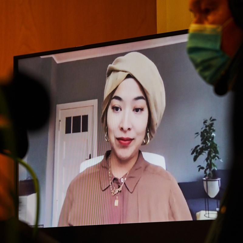 Esra ist auf einem Bildschirm zu sehen. 