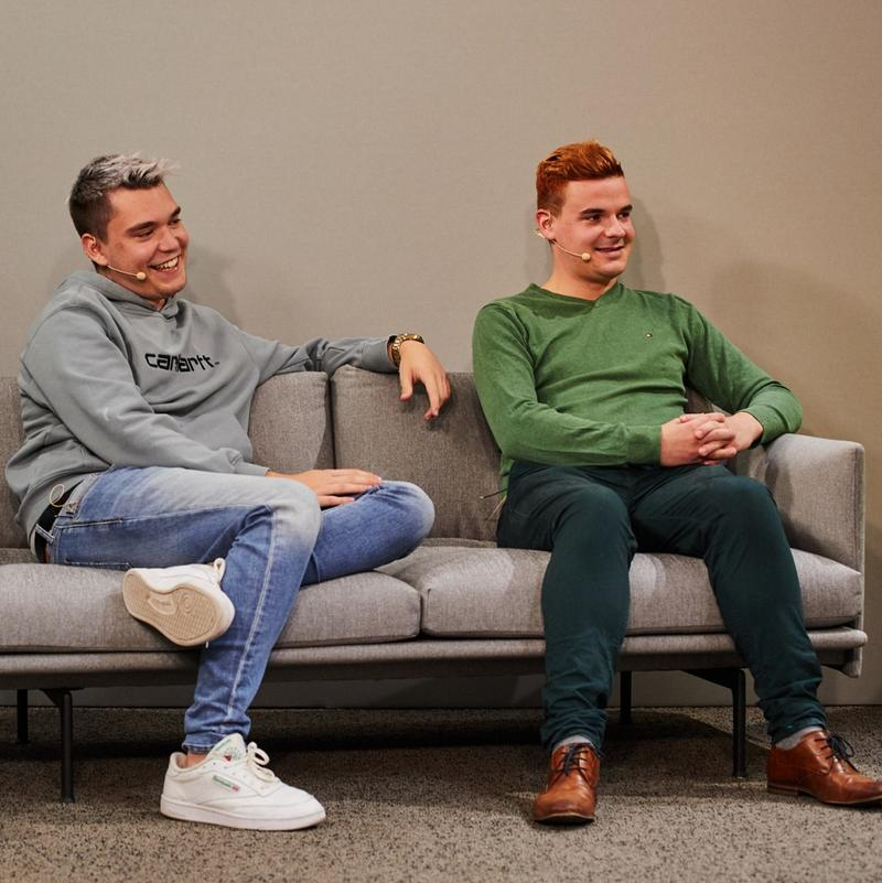 Das Duo Gewitter im Kopf sitz nebeneinander auf einem Sofa.