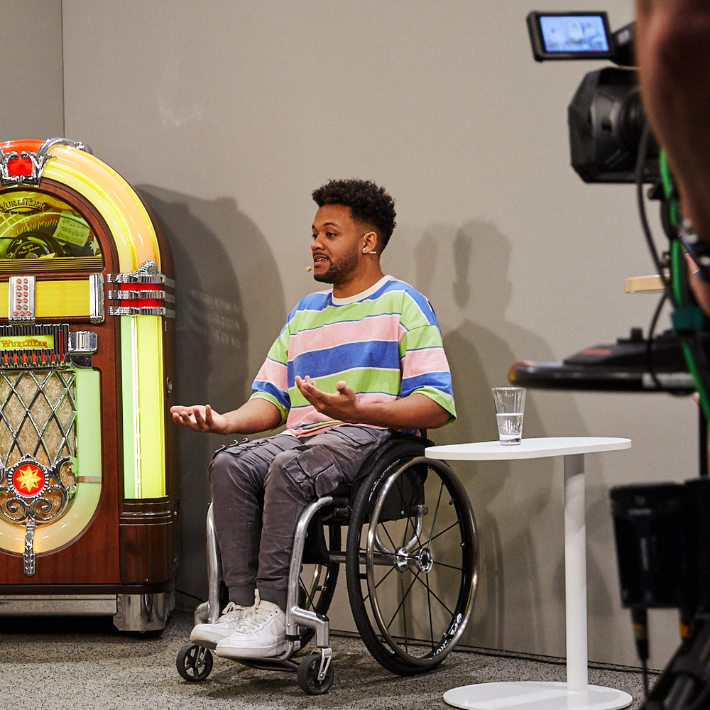 Leeroy sitzt im InkluDay-Studio und wird gefilmt.