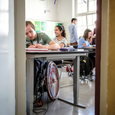 Blick in ein Klassenzimmer mit älteren Schüler*innen mit und ohne Behinderung