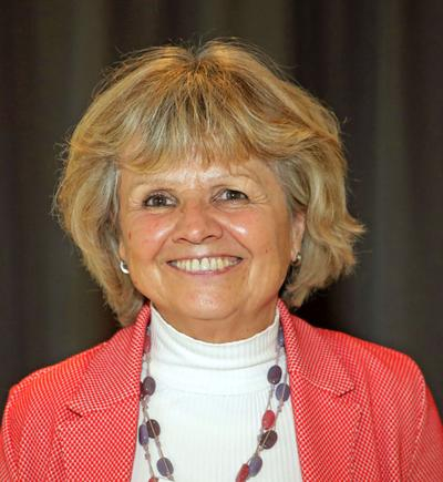 Porträt einer blonden Frau in mittleren Jahren 