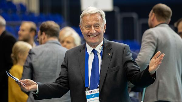 Porträts eines Mann in höherem Alter bei einer Veranstaltung in einer Sportstätte