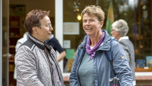 Claudia Kaube unterhält sich mit einer anderen Frau