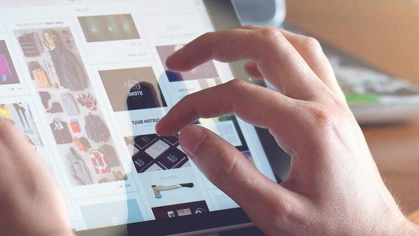 Zu sehen sind Hände, die ein Tablet bedienen.