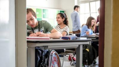 Blick in ein Klassenzimmer mit älteren Schüler*innen mit und ohne Behinderung