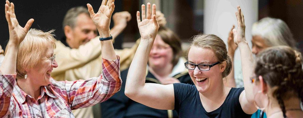 Frauen und Männer gebärden einen Liedtext.