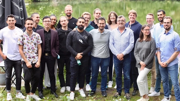 Eine Gruppe junger Menschen mit und ohne Behinderung, mit und ohne Migrationshintergrund